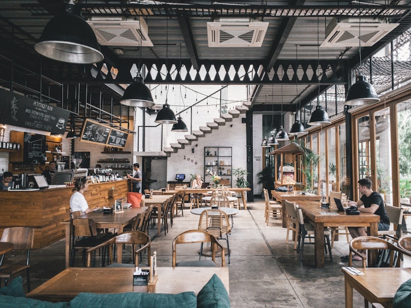 Tavola imbandita in un ristorante italiano tipico